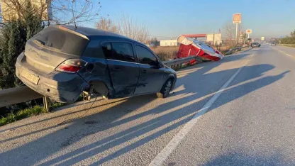 Kaza sonrası bariyerlerde asılı kaldı
