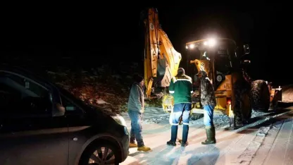 Araçlarıyla karlı ve buzlu yolda mahsur kalanları ekipler kurtardı