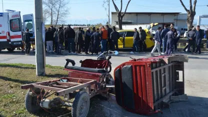 Serik'te taksi ile üçteker çarpıştı: 2 yaralı