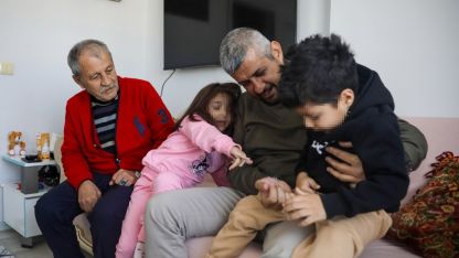 Dede ile 3 torunu, yeni yuvalarına kavuştu