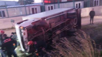 Serik’te devrilen kamyonetin sürücüsü ağır yaralandı