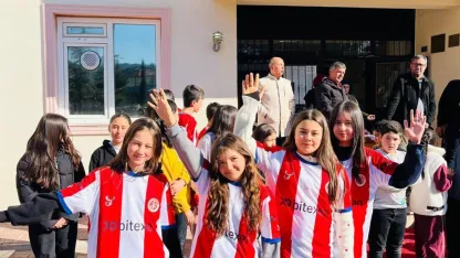 Öğrencilere Antalyaspor forması hediyesi