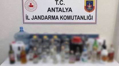 Kemer’de kaçak ve sahte içki ele geçirildi