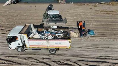 5 saatte sahilden 52 torba çöp topladılar