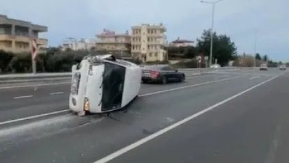 Emniyet şeridindeki araca çarptı: 2 yaralı