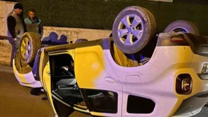 Alanya’da beton bariyerlere çarpan otomobil takla attı: 1 yaralı