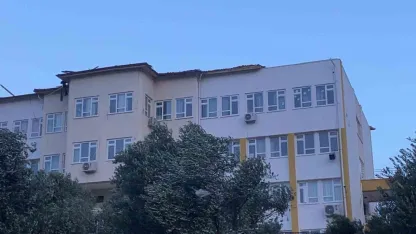 Kaş’ta fırtına bir okulun çatısına zarar verdi