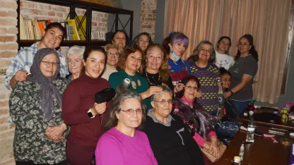 İranlı kuaförlerden yaşlıya saygı