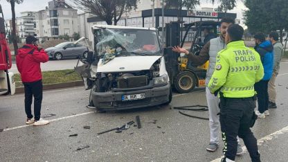 Hafif ticari araçla kamyonet çarpıştı: 1'i çocuk, 3 yaralı