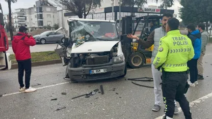 Hafif ticari araçla kamyonet çarpıştı: 1'i çocuk, 3 yaralı