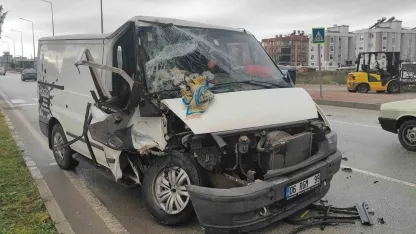 Bir anlık dalgınlıkla önünde ilerleyen kamyonete çarptı: 3 yaralı