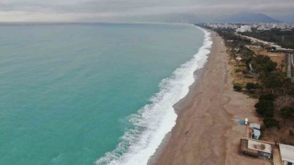 Dalgaların dövdüğü dünyaca ünlü sahil beyaza büründü