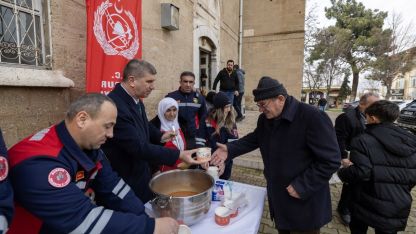 İtfaiyeciler çorba dağıttı
