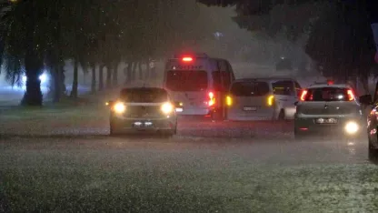 Antalya’da sağanak yolları göle döndürdü, araçların mahsur kaldığını gören diğer sürücüler kaldırımlardan ilerledi