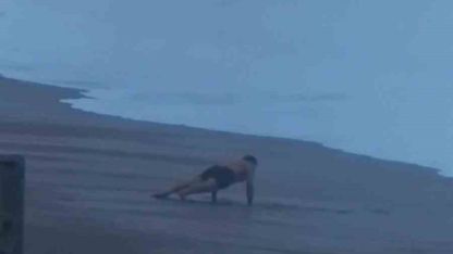 Sahilde şınav çekti, 2 metrelik dalgaları görünce koşarak kaçtı