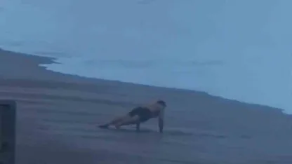 Sahilde şınav çekti, 2 metrelik dalgaları görünce koşarak kaçtı