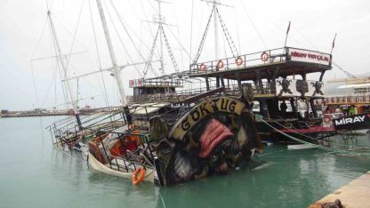 Mersin’de şiddetli yağış ve fırtına gezi teknesini batırdı