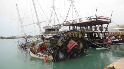 Mersin’de şiddetli yağış ve fırtına gezi teknesini batırdı