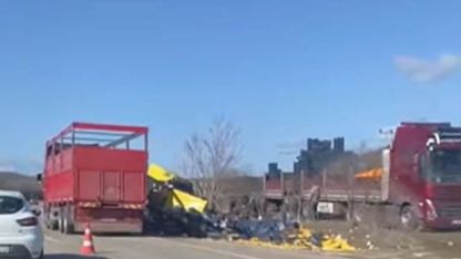 Burdur’da limon yükü tır şarampole devrildi