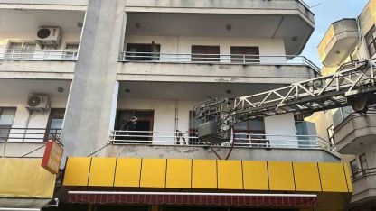 Alanya’da 3 katlı binada yangın paniği