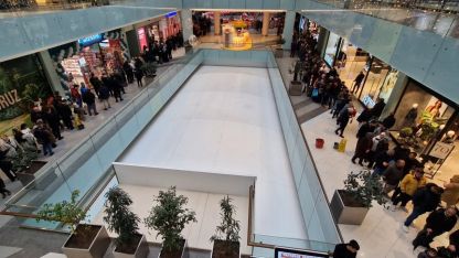 Mağaza açılışında indirimden yararlanmak isteyenler uzun kuyruklar oluşturdu