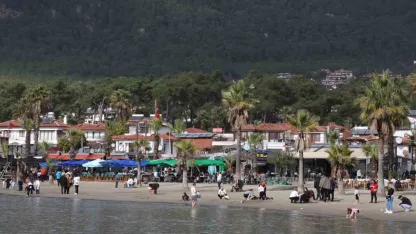 Akyaka’da güneşli hava sahilleri doldurdu