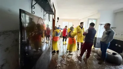 Gönüllülerden su basan evlere yardım