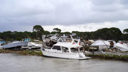Antalya'da peş peşe hortumlar; seralar yıkıldı, çatılar uçtu