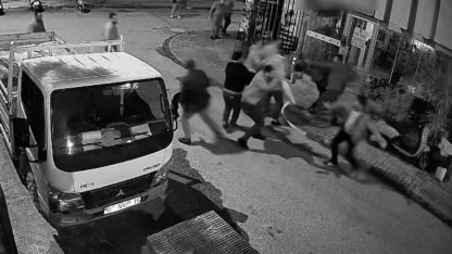 Alacak verecek meselinden birbirlerine girdiler, adliyeye sargılar içinde sevk edildiler