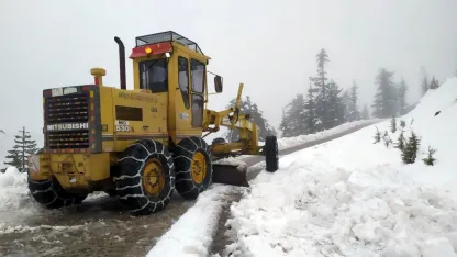 Taşatan yolunda mahsur kalan araçlar kurtarıldı
