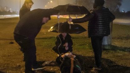 Kazada yaralanan kadın ıslanmasın diye şemsiye ile başında beklediler