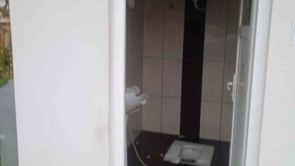 Alanya’da umumi tuvaletin camları ve seramiklerini kırdılar