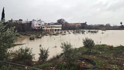 3 gündür etkili olan yağmurlar nedeniyle ırmak taştı, restoranlar ve bahçeleri su bastı
