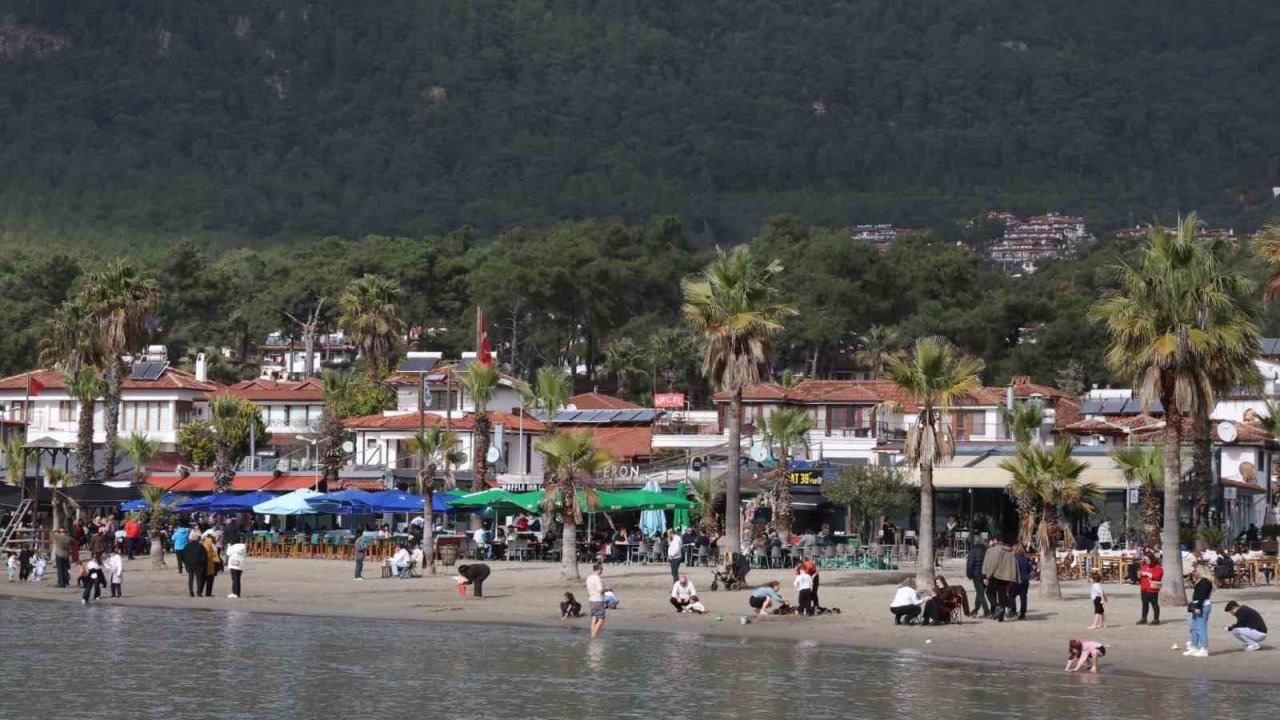 Akyaka’da güneşli hava sahilleri doldurdu