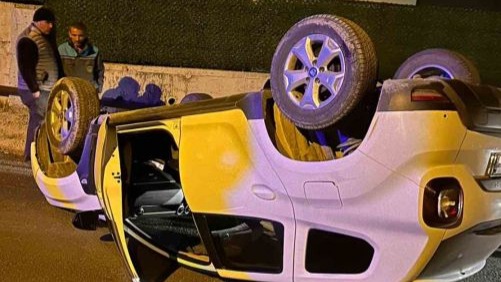 Alanya’da beton bariyerlere çarpan otomobil takla attı: 1 yaralı