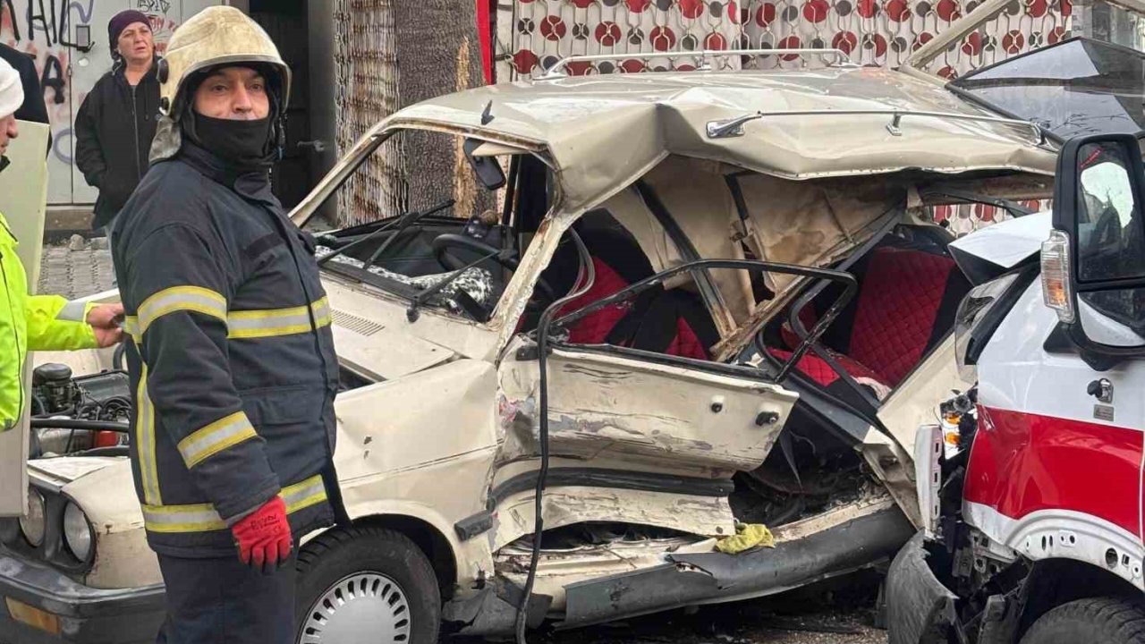 Ambulansla çarpışan otomobil hurdaya döndü: 2 yaralı