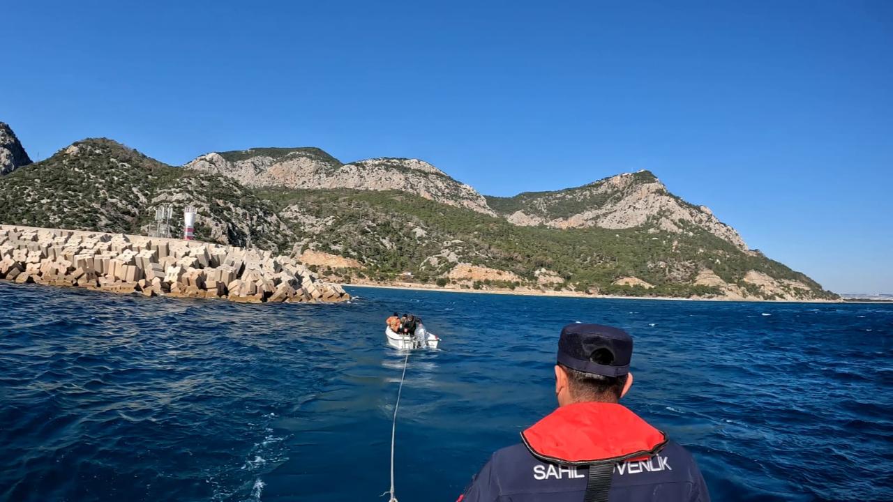 Antalya açıklarında sürüklenen teknedeki 3 kişi kurtarıldı