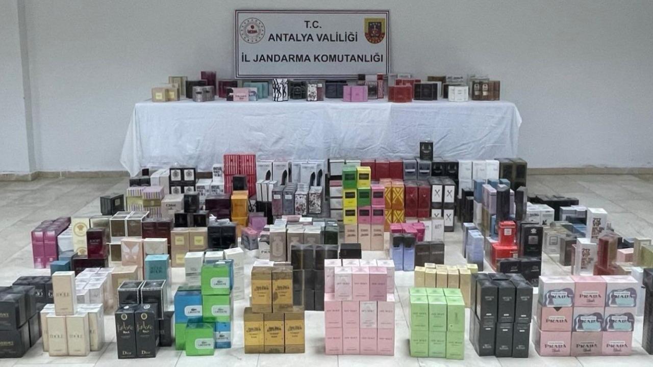 Antalya'da 3 bin 450 gümrük kaçağı parfüm ele geçirildi