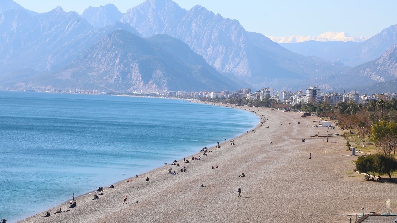 Antalya’da deniz suyu sıcaklığı, hava sıcaklığını geride bıraktı