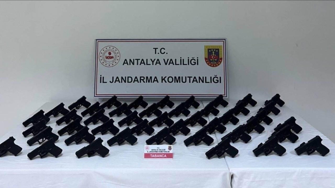 Antalya’da durdurulan araçtan 45 adet ruhsatsız tabanca çıktı