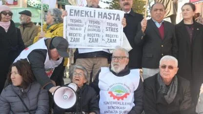 Antalya’da emekliler oturma eylemi yaptı