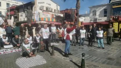 Antalya’da emekliler tencereleriyle sokakta