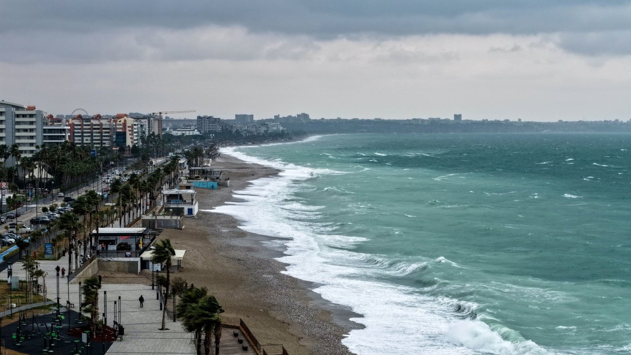 Antalya'da fırtına; dev dalgalar oluştu