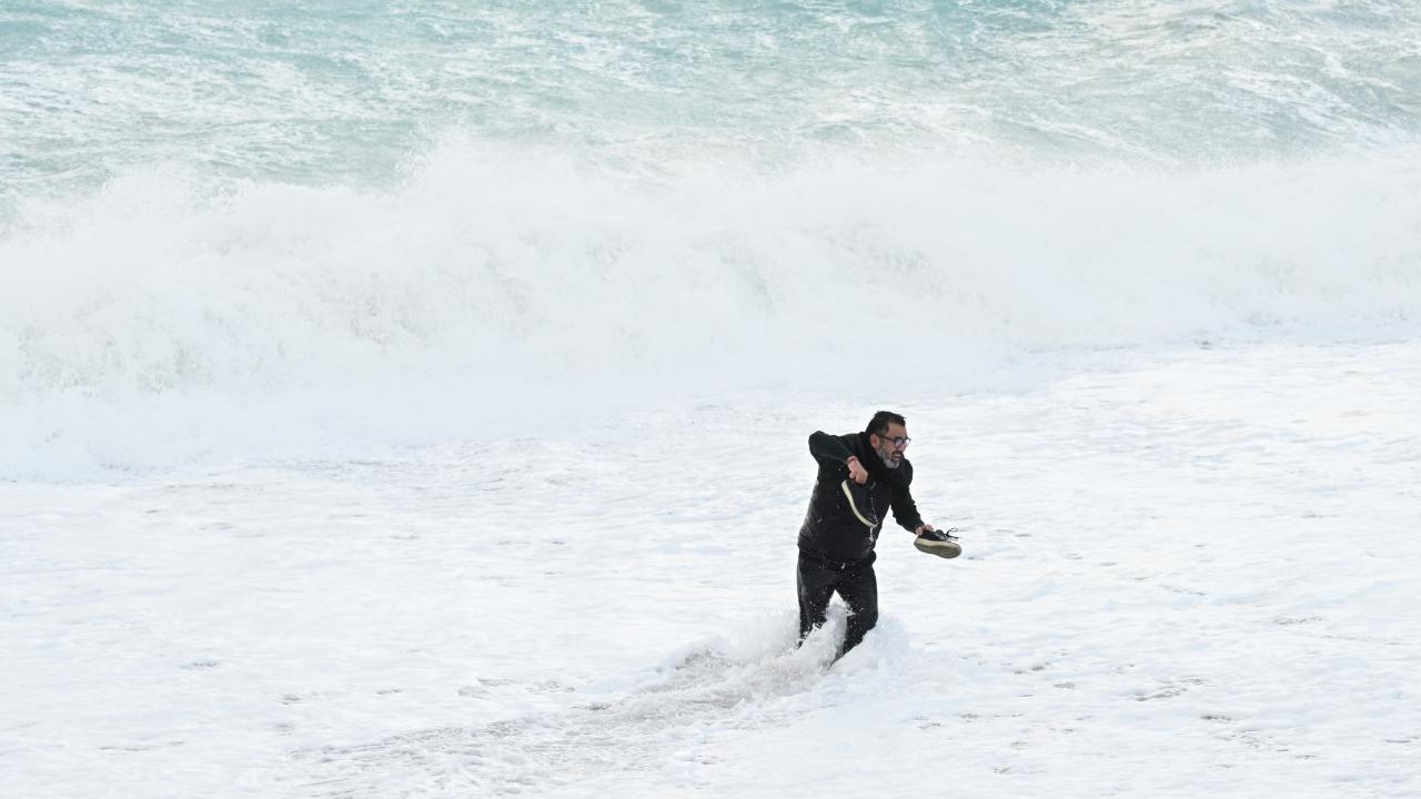 Antalya'da fırtına hayatı olumsuz etkiledi