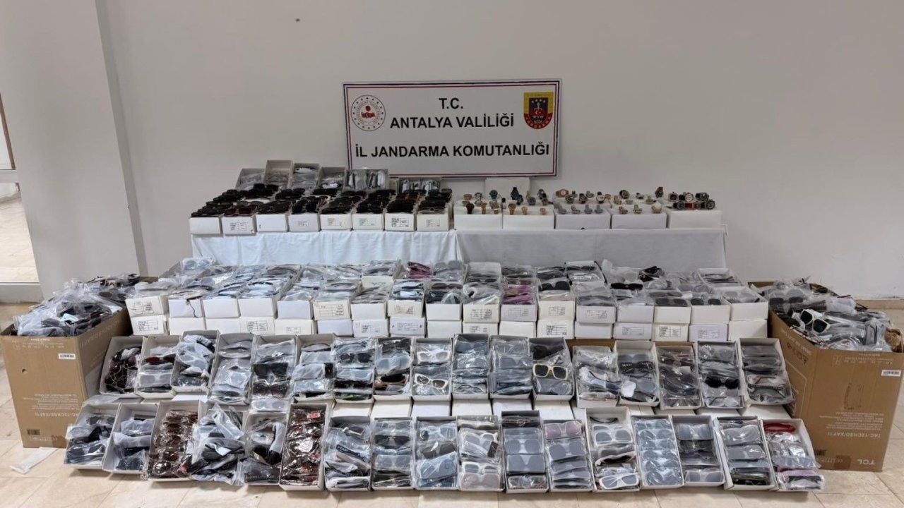 Antalya’da gümrük kaçağı güneş gözlüğü ve saat ele geçirildi