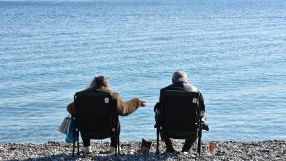 Antalya'da güneşli havayı fırsat bilenler sahillerde yoğunluk oluşturdu