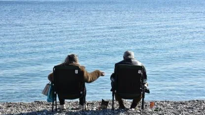 Antalya'da güneşli havayı fırsat bilenler sahillerde yoğunluk oluşturdu