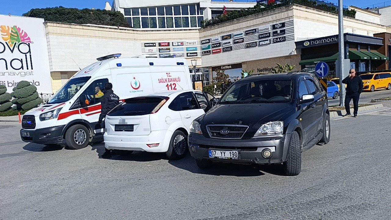 Antalya’da iki otomobilin çarpıştığı kazada aynı aileden 3 kişi yaralandı