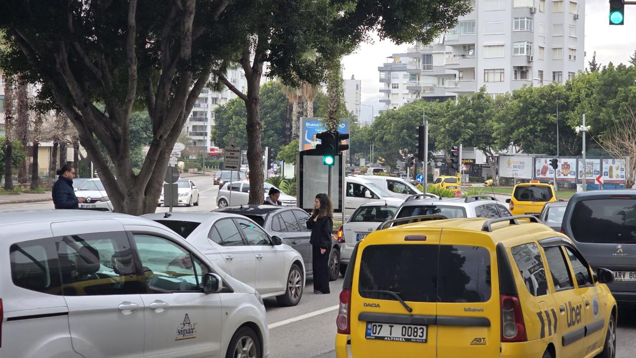 Antalya’da kırmızı ışıkta zincirleme kaza!