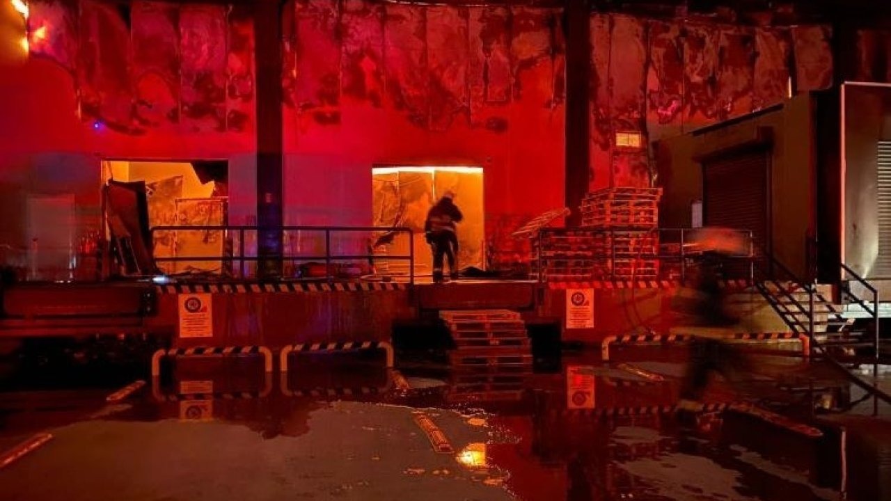 Antalya’da market deposu alev alev yandı